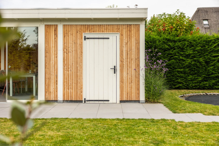 vooraanzicht-van-berging-bij-refter-xl-met-douglas-opgeklampte-deur-en-wanden-van-rhombusprofiel