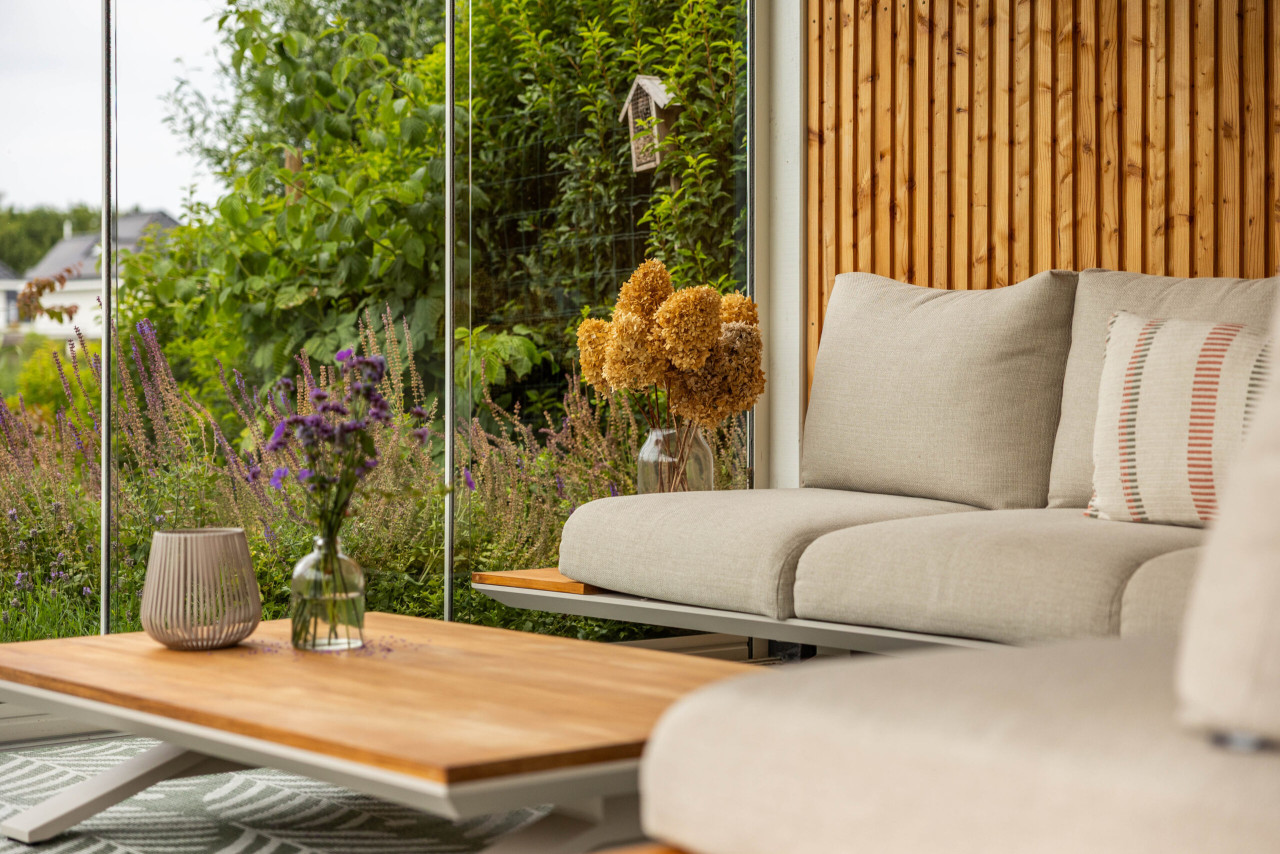 detail-van-zithoek-in-refter-xl-met-wanden-van-rhombusprofiel-en-glazen-schuifwanden-in-de-tuinkamer