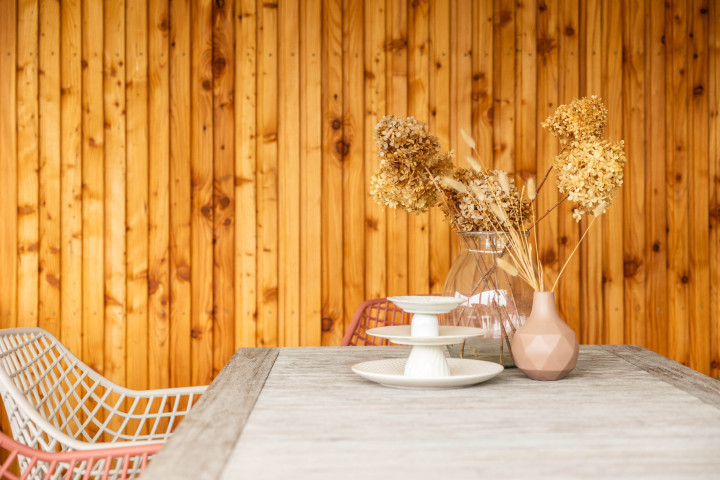 detail-van-wand-van-rhombusprofiel-in-refter-xl-met-tafel-en-decoratie-in-de-tuinkamer