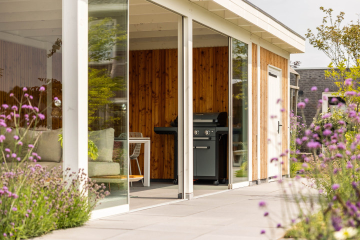 detail-van-refter-xl-met-douglas-constructie-glazen-schuifwanden-en-wanden-van-rhombusprofiel-met-barbecue-in-de-tuinkamer