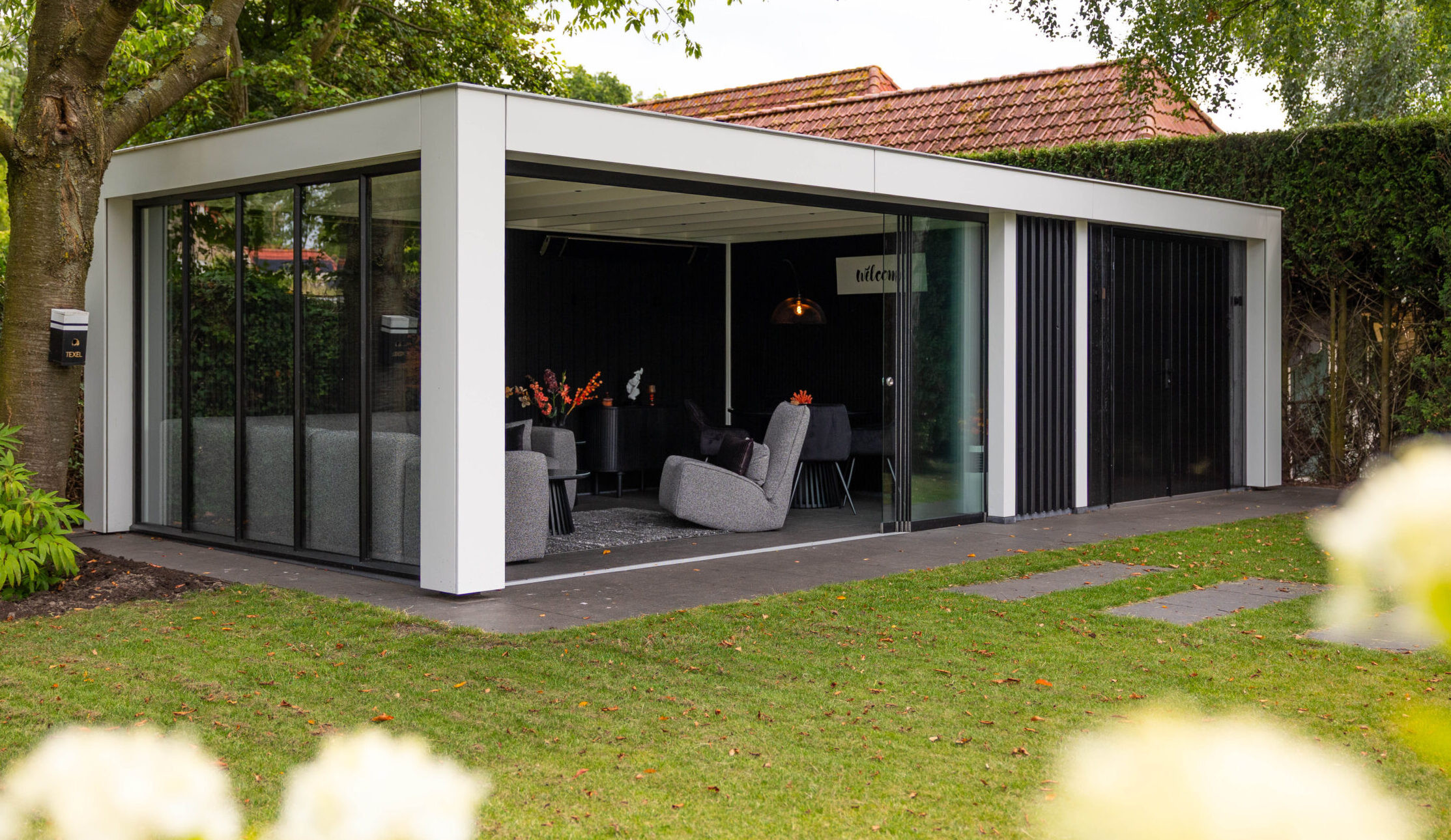 overkapping-verona-met-douglas-constructie-red-ceder-boeidelen-wanden-van-douglas-sponningsplanken-thermisch-gemodificeerd-vuren-triple-rhombus-louvre-steellook-ramen-glazen-schuifwanden-en-hardhouten-plaatdeur-dubbel