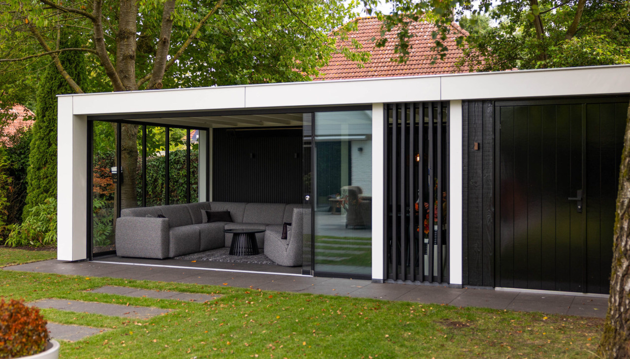 overzicht-van-overkapping-verona-met-douglas-constructie-steellook-ramen-louvre-en-zitgedeelte-in-de-tuin