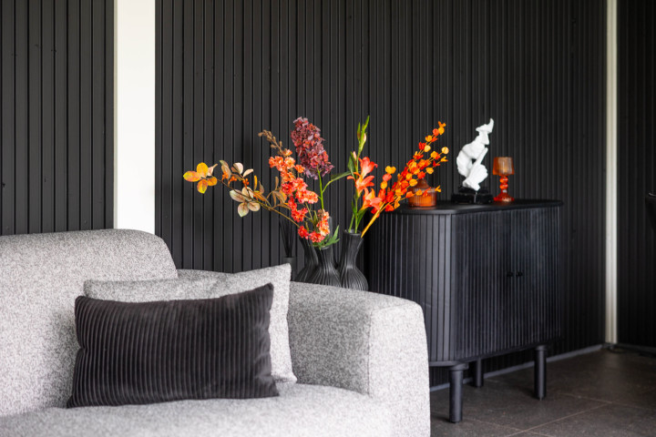 detail-van-interieur-in-overkapping-verona-met-thermisch-gemodificeerd-vuren-triple-rhombus-wand-en-meubilair