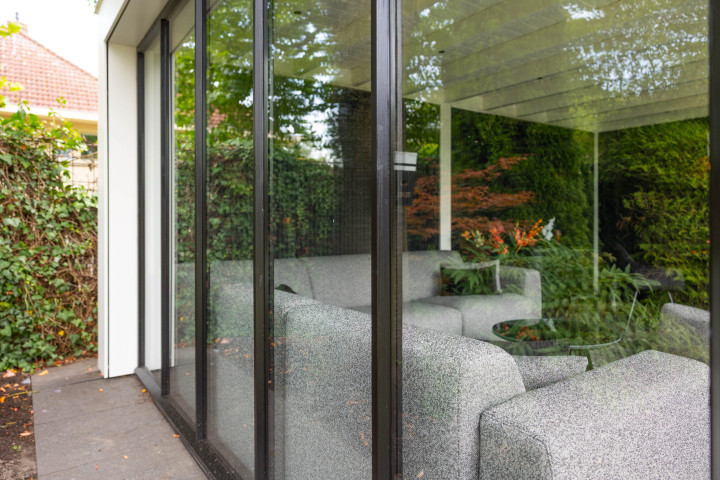 detail-van-steellook-ramen-bij-overkapping-verona-met-douglas-constructie