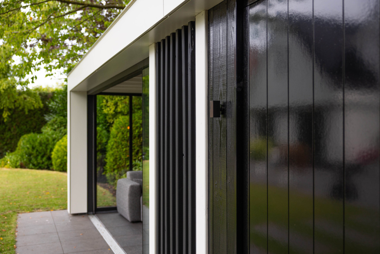 detail-van-overkapping-verona-met-douglas-constructie-louvre-en-glazen-schuifwand-in-de-tuin