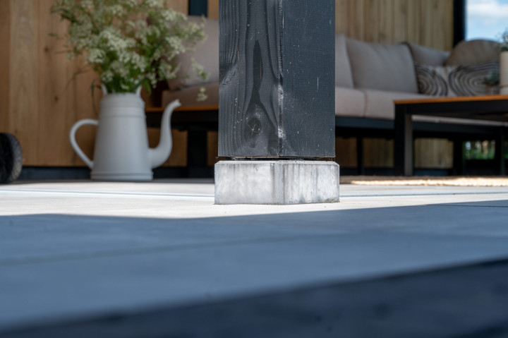 detail-van-zwarte-douglas-staander-op-betonpoer-bij-overkapping-palermo-met-zwarte-douglas-constructie-en-eiken-sponningsplanken