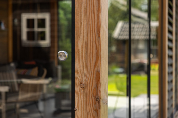 detail-van-glazen-schuifdeur-en-douglas-constructie-bij-overkapping-florence-in-de-tuin