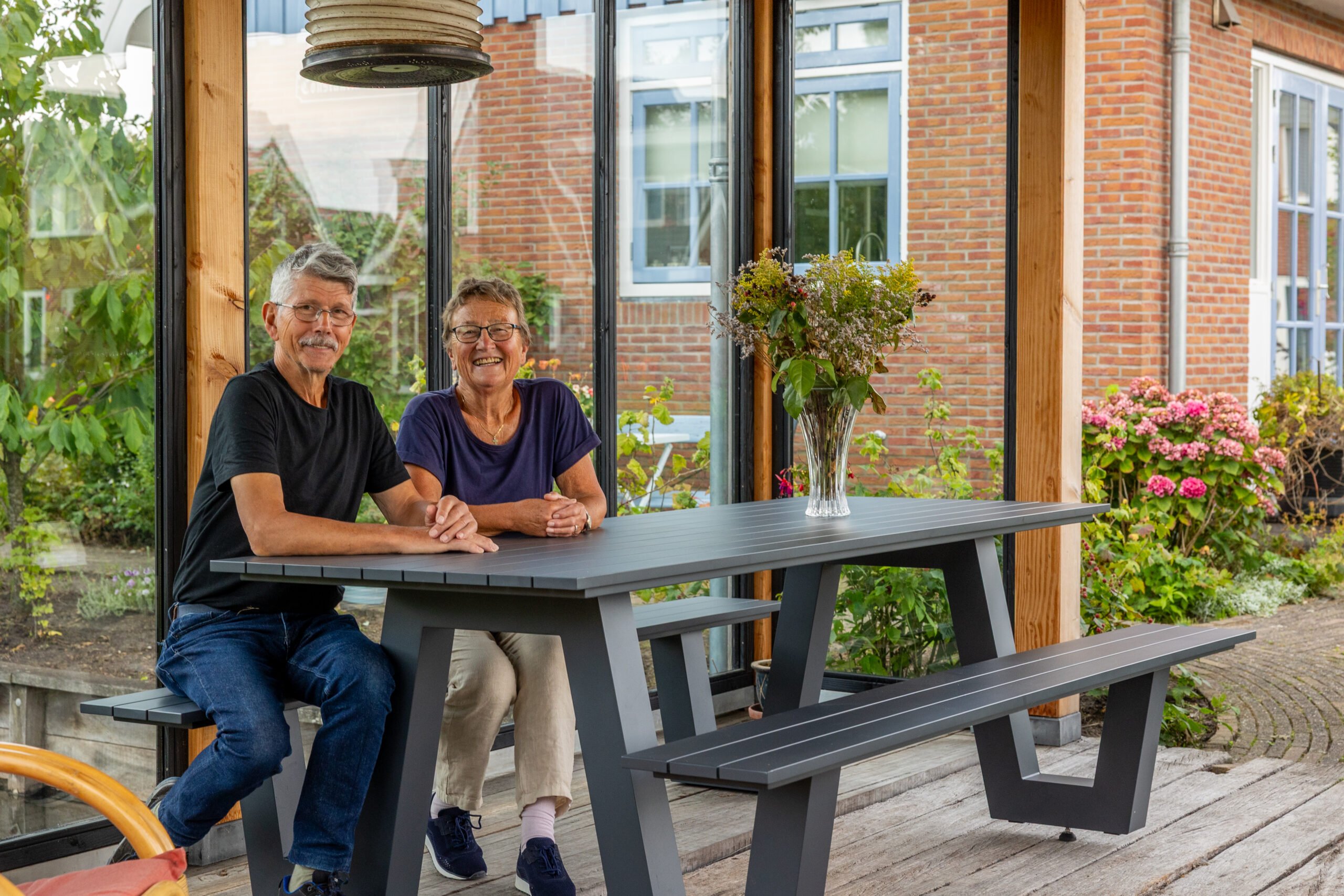 Buitenverblijf van Trendhout in een ingerichte tuin