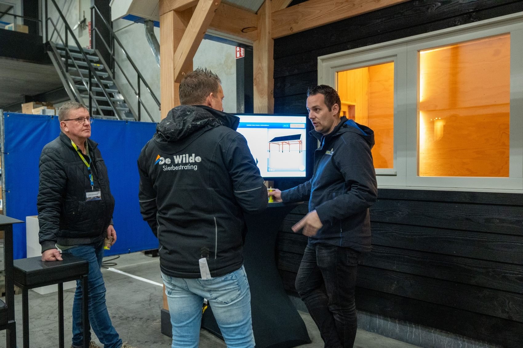 Demonstratie van Trendhout buitenverblijf aan bezoekers