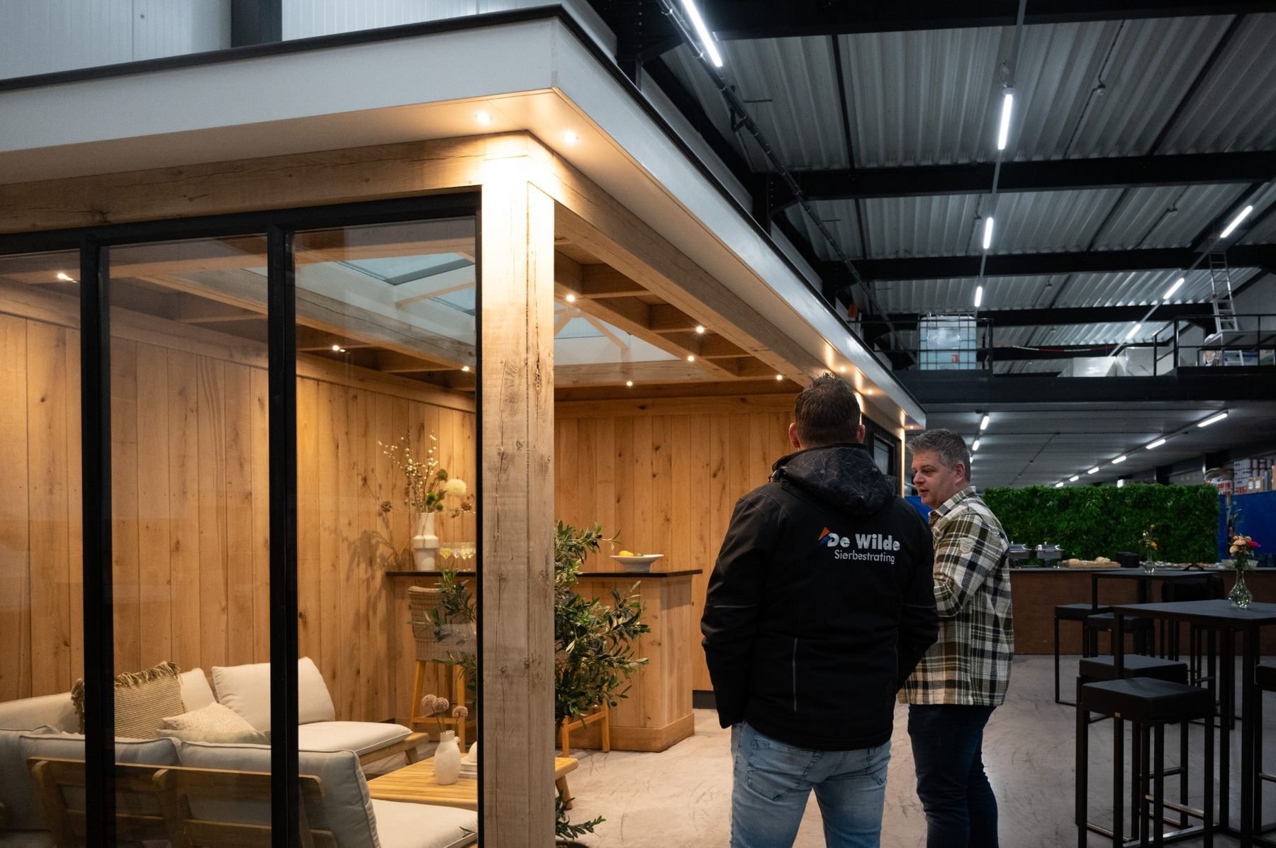 Trendhout-overkapping met verlichting en bezoekers