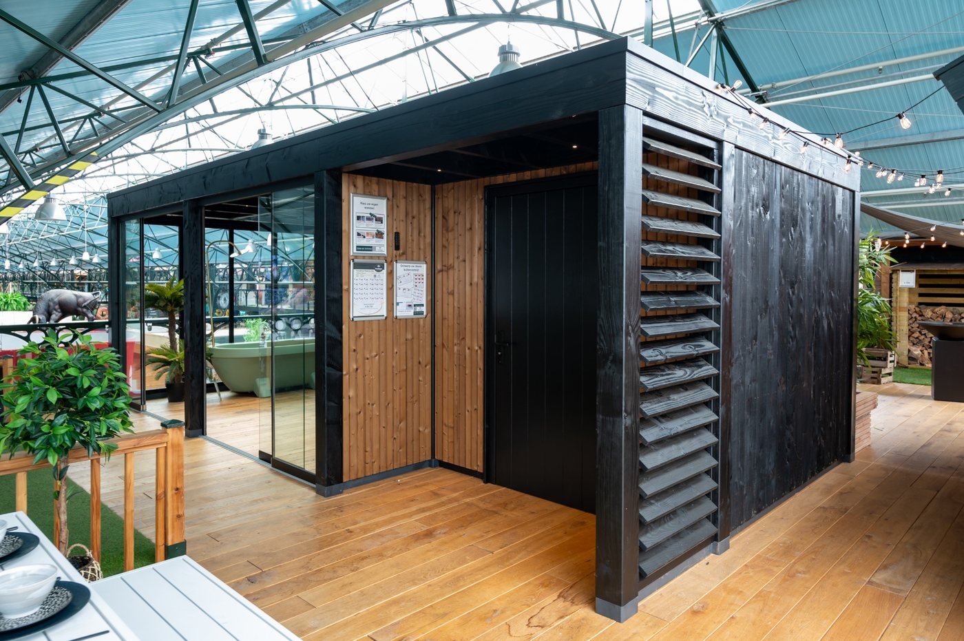 Modern zwart houten buitenverblijf in showroom