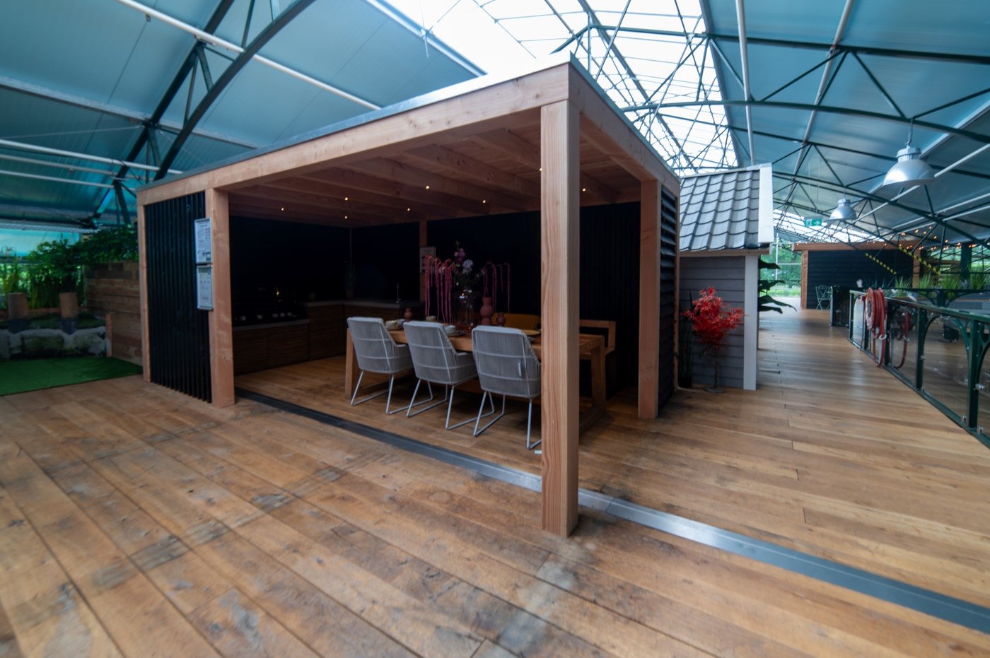Houten overkapping met lounge en buitenruimte