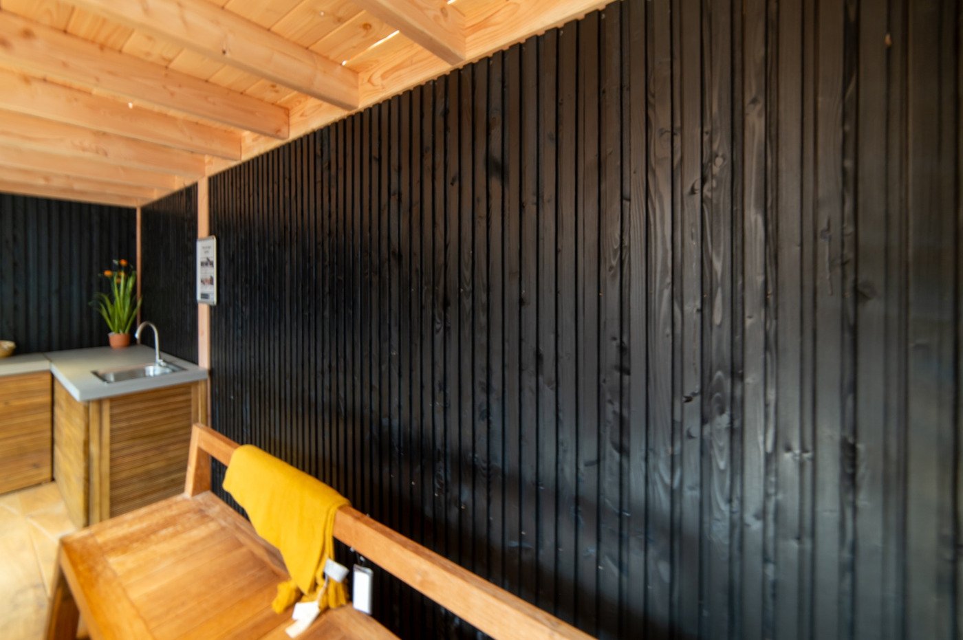Zwarte houten wandbekleding in showroom