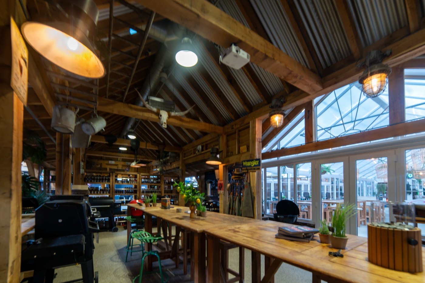 Lichte moderne buitenruimte in showroom