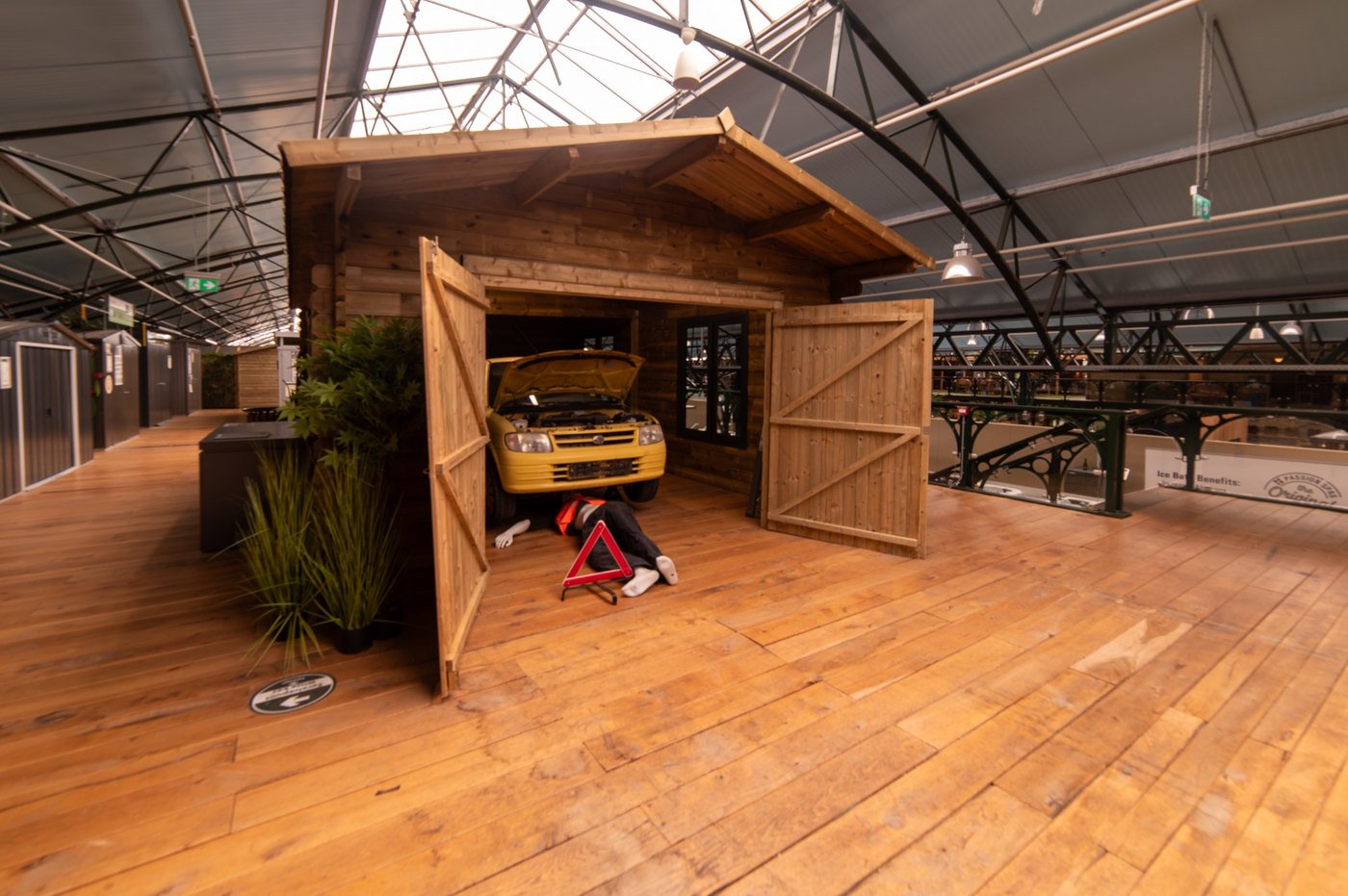 Sfeervolle loungehoek onder houten overkapping