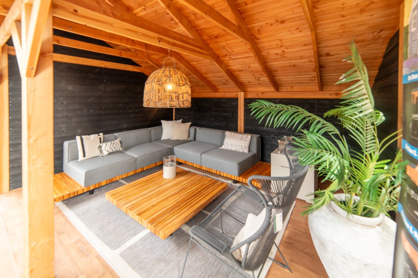 Houten schuur met openslaande deuren in showroom