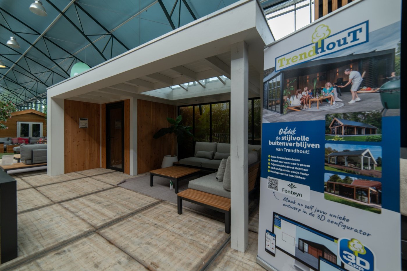 Witte veranda met glazen wanden in showroom