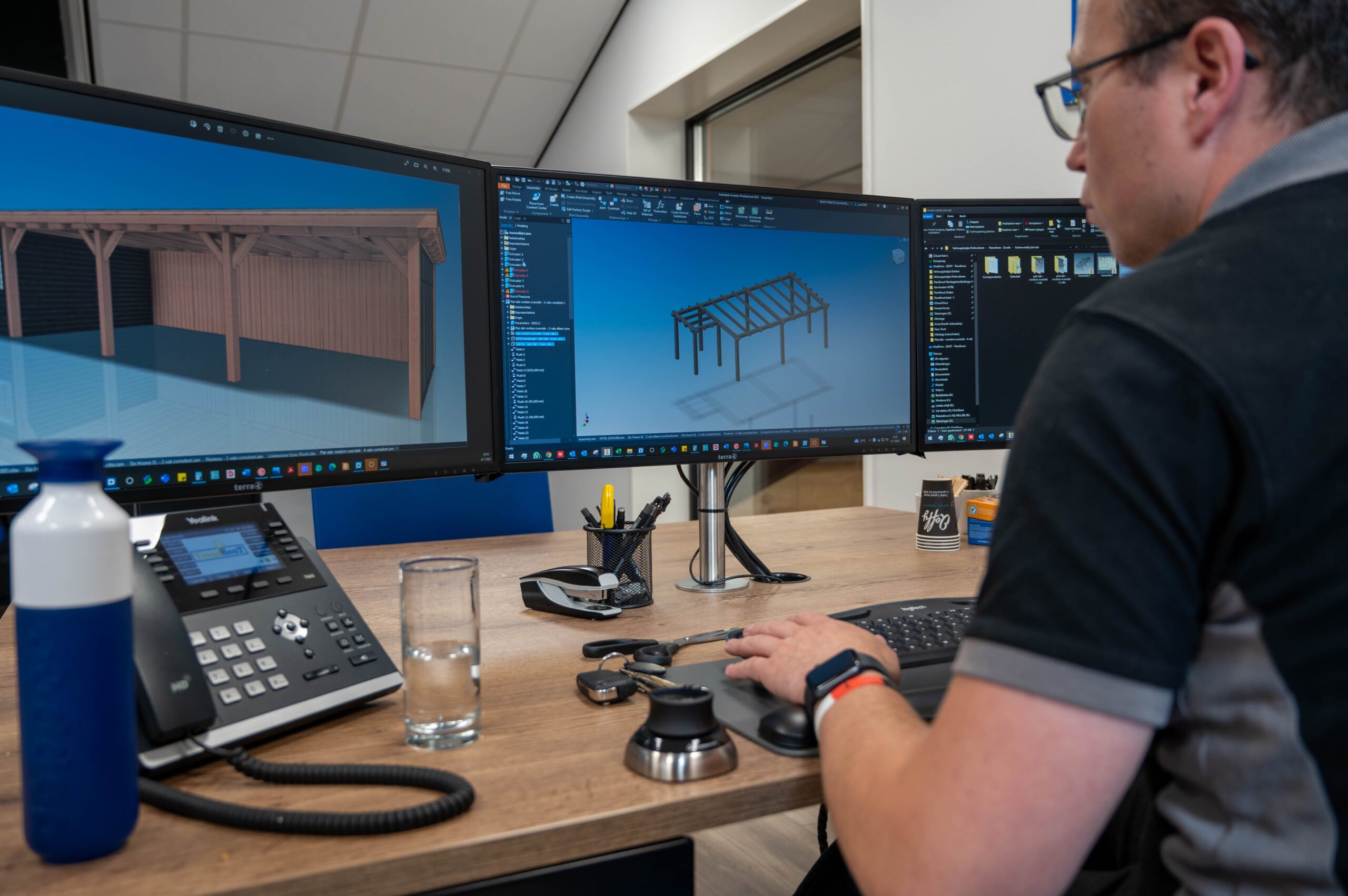 Technisch tekenaar van Trendhout aan het werk