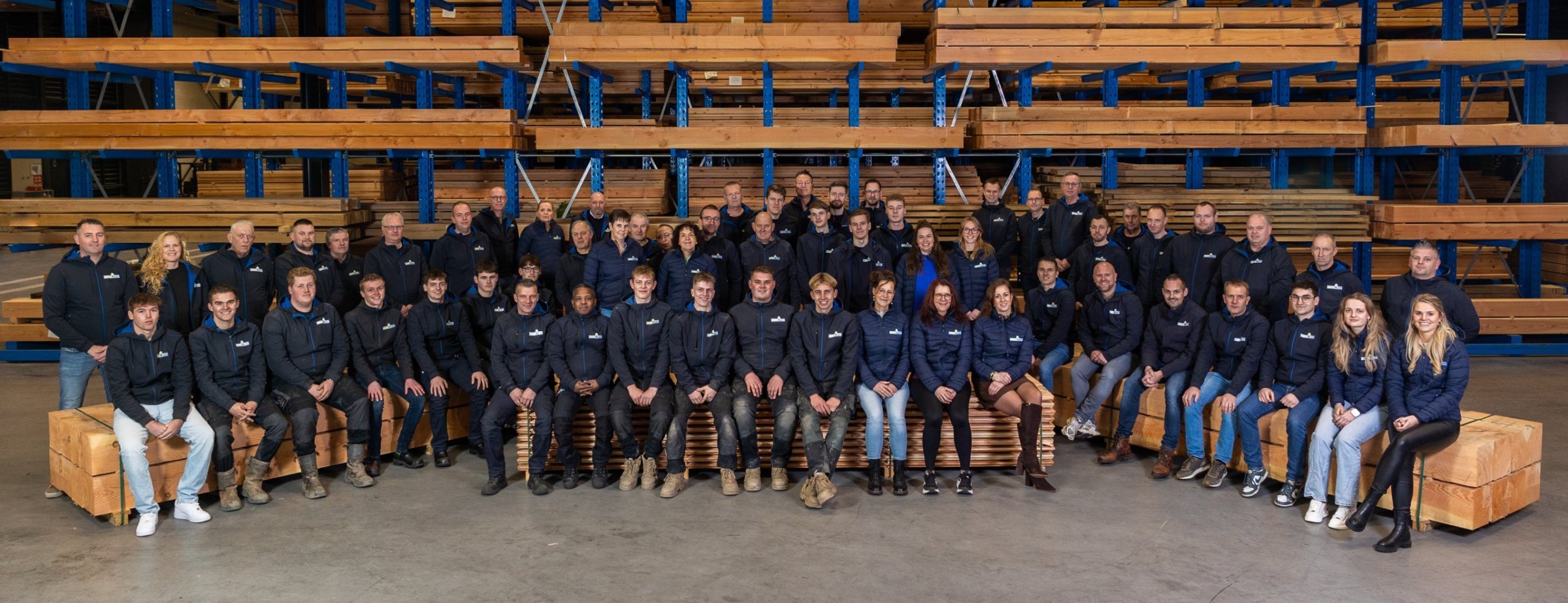 Team van Trendhout in het houtmagazijn