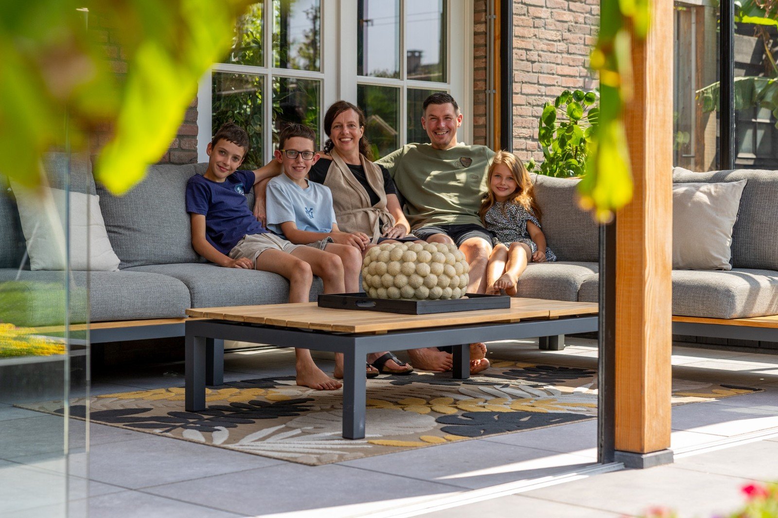 Gezin geniet samen van een Trendhout buitenverblijf in de tuin