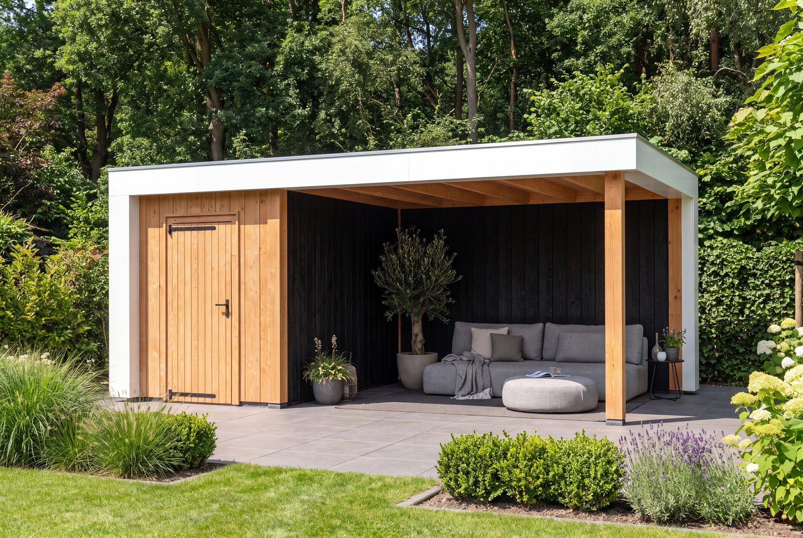 Inspiratiebeeld: brede Verona met houten berging en loungehoek